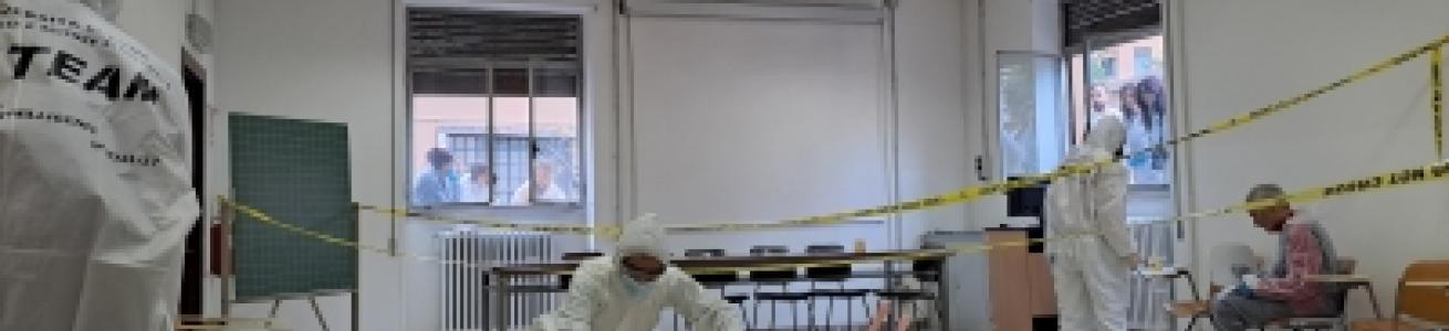Immagine di studenti che svolgono esercitazione pratica su Scena del crimine simulata